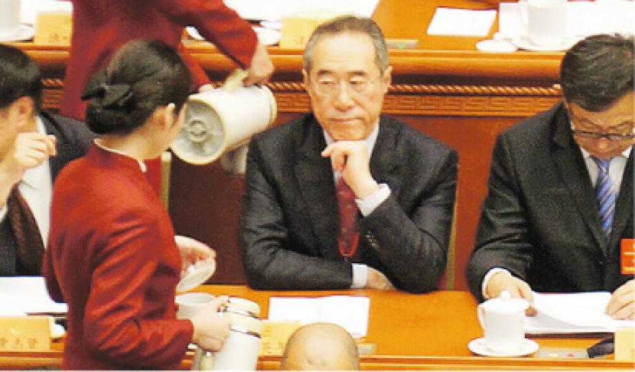 全國政協常委唐英年（右二）抬眼望向為他倒水的服務員。（明報記者攝）不知是否霧霾的關係，全國政協委員李澤鉅（中）眼有微恙，要滴眼藥水緩解。（明報記者攝）