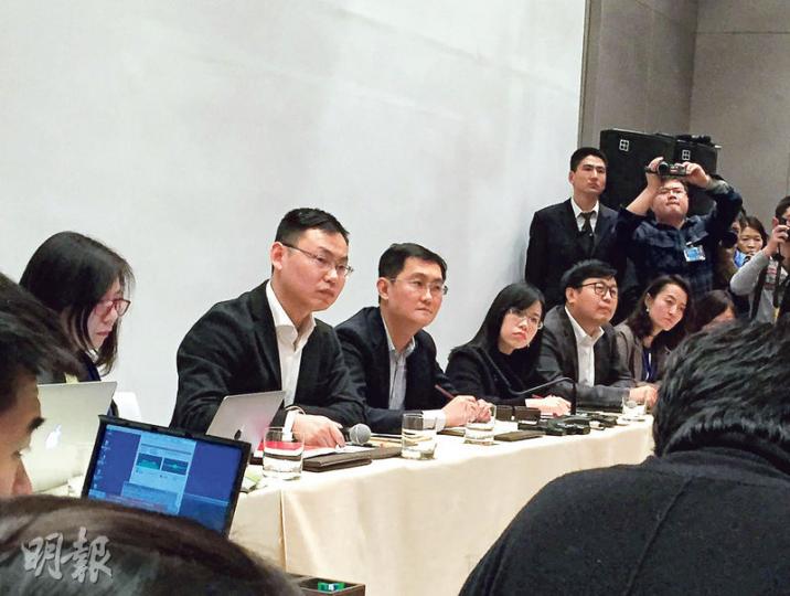 馬化騰(左三)認為,香港的支付技術很早就走在前端位置,如八達通可以在便利店使用以及作為私人屋宇門進出的憑證,內地仍未能做到。(武君攝) 馬化騰(左三)認為,香港的支付技術很早就走在前端位置,如八達通可以在便利店使用以及作為私人屋宇門進出的憑證,內地仍未能做到。(武君攝)