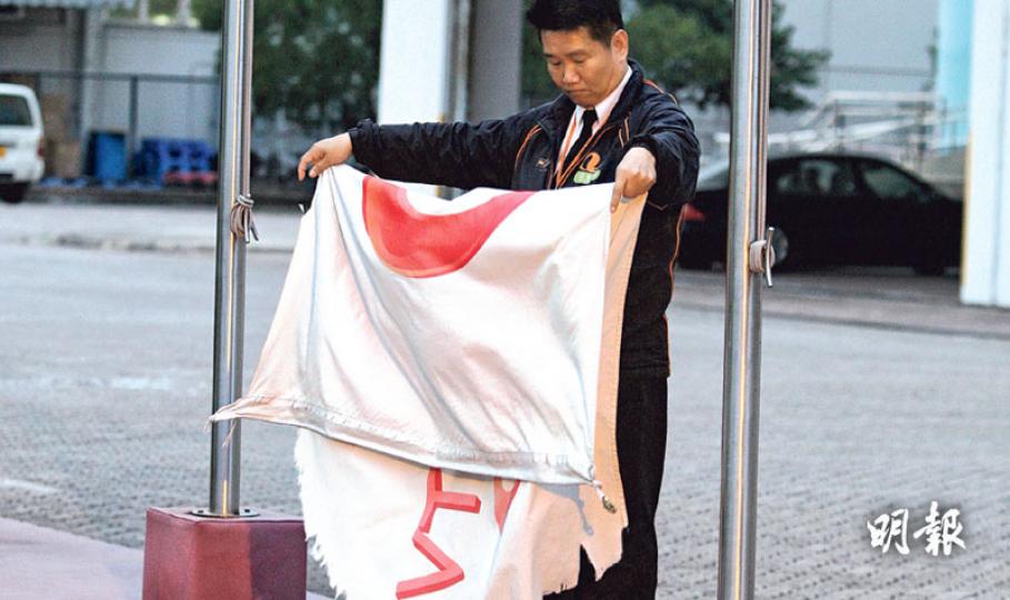 成立於1957年的亞洲電視（前身「麗的」）是香港首間電視台，歷經將近一年不獲續牌、數度易主及拖糧等風雨後，今日終在臨時清盤人德勤手上遣散員工並提前停播，結束服務香港觀眾逾半世紀的歲月。有亞視員工慨嘆亞視「過不到60歲」，在大埔亞視總部站崗的保安員，昨日則如常於傍晚約6時緩緩降下亞視旗。（林俊源攝）