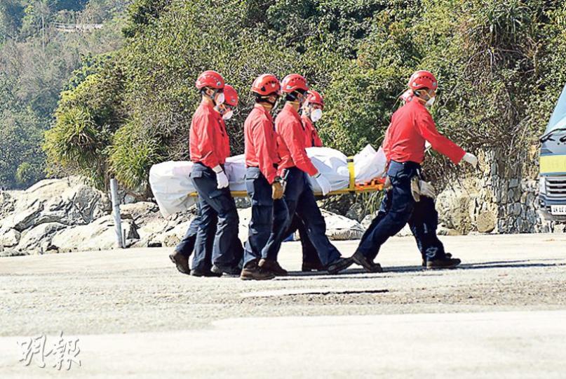 一批民安隊員協助將失蹤退休法官的屍體送走。(林智傑攝) 一批民安隊員協助將失蹤退休法官的屍體送走。(林智傑攝)