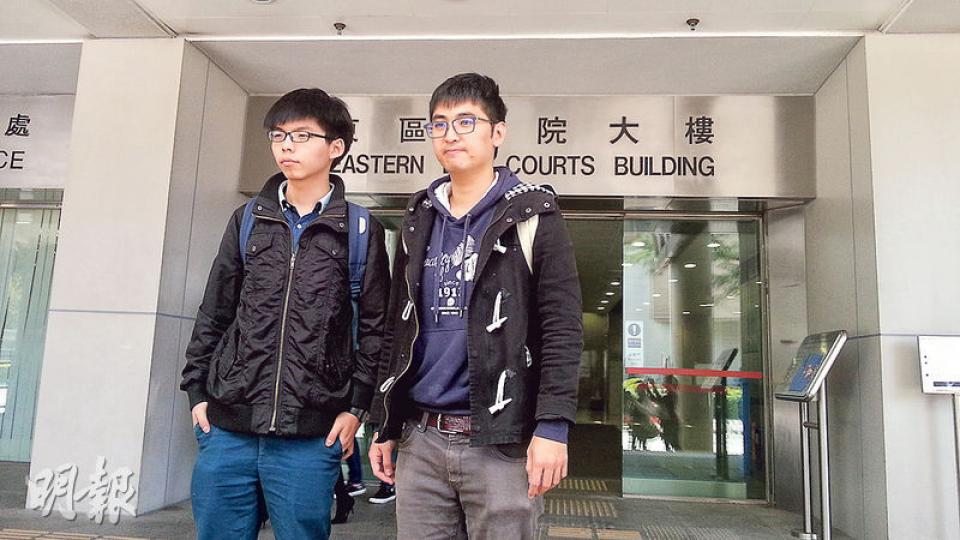 被告黃之鋒(左)自辯時稱出生基督教家庭,自幼教會及父母教他要為不公義發聲,關心受壓迫的人。圖右為另一被告周永康。(羅霜寧攝)控方指「重奪廣場」的「奪」字代表示威者如有需要會使用暴力,被告羅冠聰(圖)不同意,指沒有意圖叫群眾作暴力或破壞行為。(羅霜寧攝) 被告黃之鋒(左)自辯時稱出生基督教家庭,自幼教會及父母教他要為不公義發聲,關心受壓迫的人。圖右為另一被告周永康。(羅霜寧攝)控方指「重奪廣場」的「奪」字代表示威者如有需要會使用暴力,被告羅冠聰(圖)不同意,指沒有意圖叫群眾作暴力或破壞行為。(羅霜寧攝)