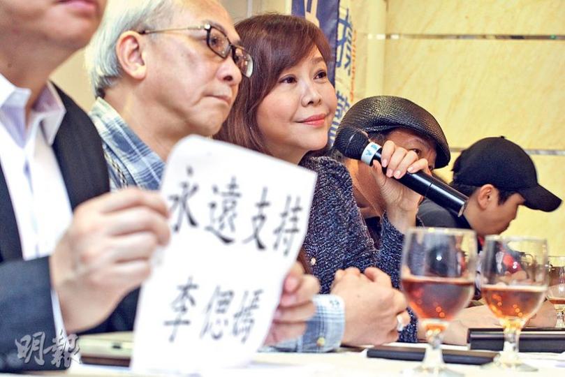 噚日大約20人陪同李偲嫣一齊開記者會，會上有人高舉「永遠支持李偲嫣」嘅標語，會後佢哋仲齊齊手拖手，高叫「支持李偲嫣、還佢清白」嘅口號。（李紹昌攝）