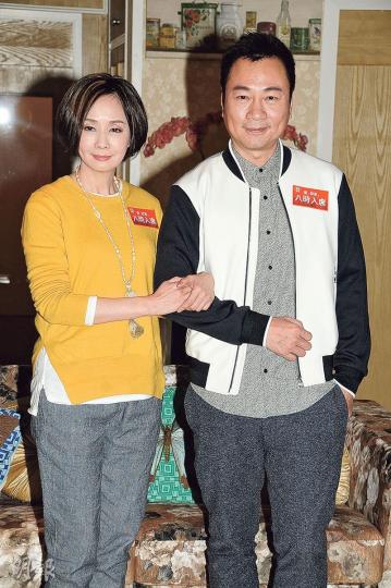 毛舜筠表示已為處境劇《八時入席》開工,但遲遲不見祥仔入劇組,令她心掛掛。(攝影﹕孫華中)陳國邦坦言拍處境劇較舒服,朝早湊完女返學,夜晚還可回家食飯,時間較穩定。(攝影﹕孫華中) 毛舜筠表示已為處境劇《八時入席》開工,但遲遲不見祥仔入劇組,令她心掛掛。(攝影﹕孫華中)陳國邦坦言拍處境劇較舒服,朝早湊完女返學,夜晚還可回家食飯,時間較穩定。(攝影﹕孫華中)