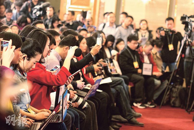 傅瑩記者會場面熱烈,不少記者早在場外等候,以便衝入場「霸位」。圖為記者會期間,記者捧着手提電腦邊聽邊記錄。(明報記者攝) 傅瑩記者會場面熱烈,不少記者早在場外等候,以便衝入場「霸位」。圖為記者會期間,記者捧着手提電腦邊聽邊記錄。(明報記者攝)