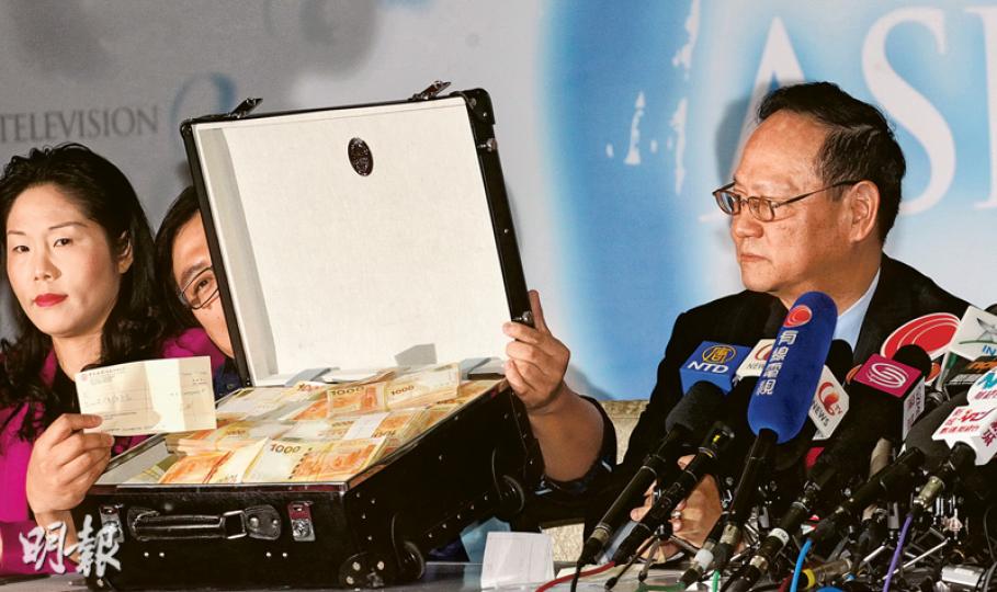 亞視新投資者司榮彬一方的代表昨早在記者會上展示一篋現金(左),表面可見為1000元鈔票,在場公布共有500萬元,另有500萬元支票,全數1000萬元由司榮彬送給亞視。(李紹昌攝)各大傳媒逾60名記者、攝影師等昨一早到亞視大埔廠房門外守候,至中午近12時,亞視開記者會,採訪大隊才獲允許入亞視。(李紹昌攝) 亞視新投資者司榮彬一方的代表昨早在記者會上展示一篋現金(左),表面可見為1000元鈔票,在場公布共有500萬元,另有500萬元支票,全數1000萬元由司榮彬送給亞視。(李紹昌攝)各大傳媒逾60名記者、攝影師等昨一早到亞視大埔廠房門外守候,至中午近12時,亞視開記者會,採訪大隊才獲允許入亞視。(李紹昌攝)