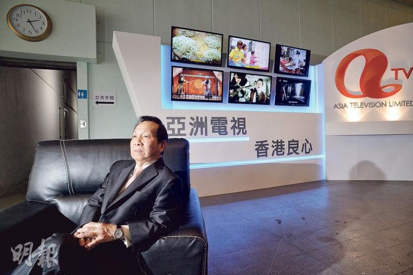 亞視牌照步入倒數,年逾七十的老臣子程啟光上月受訪時,堅定說無悔為亞視奉獻大半生。當年輝煌不復見,程啟光談起舊事總是淡然,然而當他獨坐大堂,卻略顯神傷。他昨日收到解僱信,表示會接受現實。(馮凱鍵攝)程啟光自麗的映聲年代已入職,堪稱亞視元老。每次受訪,他都帶同印有不同台徽的卡片到場,(左起)麗的電視、邱德根時期、林百欣時期,至查懋聲入主後重新設計的台徽,見證亞視歷代風雨。(馮凱鍵攝) 亞視牌照步入倒數,年逾七十的老臣子程啟光上月受訪時,堅定說無悔為亞視奉獻大半生。當年輝煌不復見,程啟光談起舊事總是淡然,然而當他獨坐大堂,卻略顯神傷。他昨日收到解僱信,表示會接受現實。(馮凱鍵攝)程啟光自麗的映聲年代已入職,堪稱亞視元老。每次受訪,他都帶同印有不同台徽的卡片到場,(左起)麗的電視、邱德根時期、林百欣時期,至查懋聲入主後重新設計的台徽,見證亞視歷代風雨。(馮凱鍵攝)