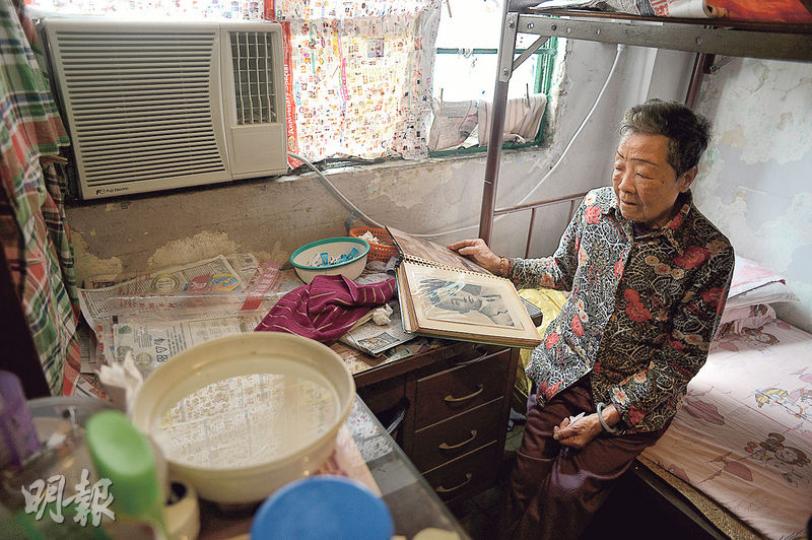 在環興街一幢唐樓住了50多年的張婆婆現年86歲,現時獨居,她指樓宇鼠患嚴重,「6個月捉到116隻老鼠」,「(食環指)老鼠肥過我」,屋內又有漏水,等重建已等了多年,冀盡快獲安排換樓。(鍾林枝攝)榮光街勝高車房開業近30年,主力牆出現裂痕,閣樓辦公室天花板亦石屎剝落,鋼筋外露,東主支持市建局重建。圖為車房職員抬頭望向石屎剝落的天花。(鍾林枝攝) 在環興街一幢唐樓住了50多年的張婆婆現年86歲,現時獨居,她指樓宇鼠患嚴重,「6個月捉到116隻老鼠」,「(食環指)老鼠肥過我」,屋內又有漏水,等重建已等了多年,冀盡快獲安排換樓。(鍾林枝攝)榮光街勝高車房開業近30年,主力牆出現裂痕,閣樓辦公室天花板亦石屎剝落,鋼筋外露,東主支持市建局重建。圖為車房職員抬頭望向石屎剝落的天花。(鍾林枝攝)