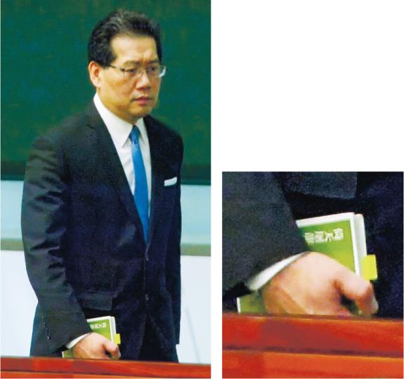 版權草案最終「作罷」,商經局長蘇錦樑(左圖)噚日帶埋金庸小說《倚天屠龍記》(小圖)拋書包,批評泛民就好似小說入面嘅不同黨派,口中講公義團結,其實係各懷鬼胎,推倒草案只為爭取選票。(楊柏賢攝) 版權草案最終「作罷」,商經局長蘇錦樑(左圖)噚日帶埋金庸小說《倚天屠龍記》(小圖)拋書包,批評泛民就好似小說入面嘅不同黨派,口中講公義團結,其實係各懷鬼胎,推倒草案只為爭取選票。(楊柏賢攝)