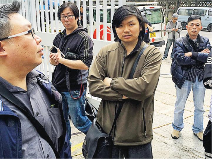 網民光仔仔(中)噚日現身亞視,百感交集。(王丹麟攝) 網民光仔仔(中)噚日現身亞視,百感交集。(王丹麟攝)
