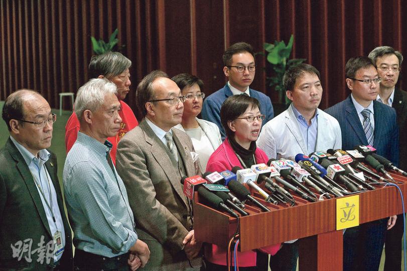 版權草案經歷3個月審議和拉布後「作罷」,泛民會議召集人何秀蘭(前排左四)形容「不是最好結局,亦不是最壞結局」。(楊柏賢攝)網民團體鍵盤戰線發言人鄺頌晴(中)表示,政府若展開新一輪版權條例諮詢時,仍拒絕納入所有民間意見,只會重蹈「作罷」覆轍。圖左為「八十後浪」發言人高天暉,右為青年新政召集人梁頌恆。(楊柏賢攝)版權大聯盟發言人林旭華(前排中)形容昨日是議會政治「最黑暗一天」,批評泛民以拉布拉倒草案,令版權業蒙受損失。(楊柏賢攝) 版權草案經歷3個月審議和拉布後「作罷」,泛民會議召集人何秀蘭(前排左四)形容「不是最好結局,亦不是最壞結局」。(楊柏賢攝)網民團體鍵盤戰線發言人鄺頌晴(中)表示,政府若展開新一輪版權條例諮詢時,仍拒絕納入所有民間意見,只會重蹈「作罷」覆轍。圖左為「八十後浪」發言人高天暉,右為青年新政召集人梁頌恆。(楊柏賢攝)版權大聯盟發言人林旭華(前排中)形容昨日是議會政治「最黑暗一天」,批評泛民以拉布拉倒草案,令版權業蒙受損失。(楊柏賢攝)