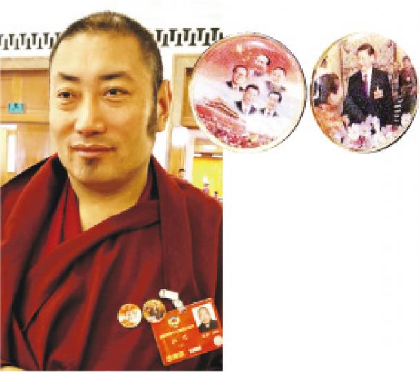 有西藏代表拉巴向記者展示胸前佩戴的領導人像章(上圖),說「我們信這個」。(明報記者攝) 有西藏代表拉巴向記者展示胸前佩戴的領導人像章(上圖),說「我們信這個」。(明報記者攝)