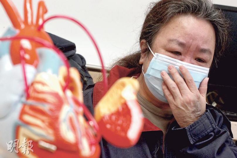 說起丈夫的情况,原本平靜的歐陽太忍不住低頭啜泣,她說最擔心他人拒絕捐贈,令丈夫找不到合適的心臟續命,現只盼丈夫盡快康復,然後將放下一切,陪他到加拿大找親女。(李紹昌攝) 說起丈夫的情况,原本平靜的歐陽太忍不住低頭啜泣,她說最擔心他人拒絕捐贈,令丈夫找不到合適的心臟續命,現只盼丈夫盡快康復,然後將放下一切,陪他到加拿大找親女。(李紹昌攝)