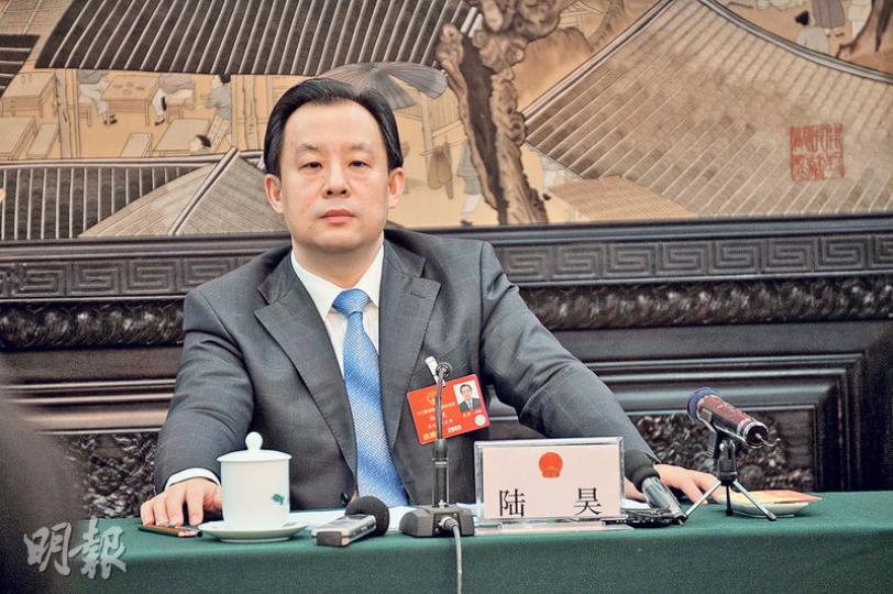 黑龍江省長陸昊一直板起面孔,拒絕笑對央視記者。(明報記者攝) 黑龍江省長陸昊一直板起面孔,拒絕笑對央視記者。(明報記者攝)