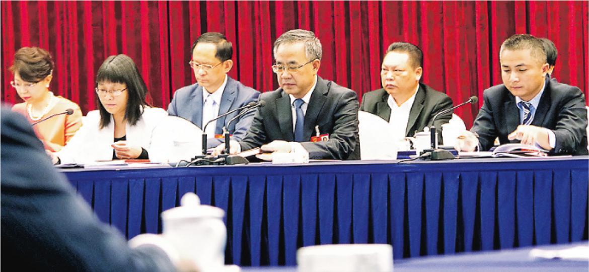 胡春華（右三）兩側分別坐着一名農民代表和一名工人代表。（明報記者攝）