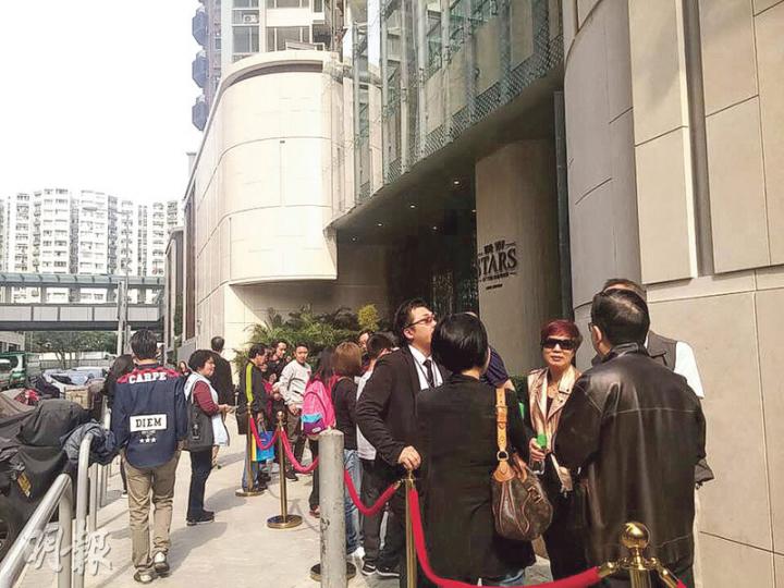 紅磡維港·星岸將於本周推售餘貨單位,昨日現場所見不少睇樓客到現樓示位參觀,其中更不乏近一年已少有出動的睇樓客;發展商亦考慮原價加推,首批連加推或不少於50伙。(劉詠怡攝) 紅磡維港·星岸將於本周推售餘貨單位,昨日現場所見不少睇樓客到現樓示位參觀,其中更不乏近一年已少有出動的睇樓客;發展商亦考慮原價加推,首批連加推或不少於50伙。(劉詠怡攝)