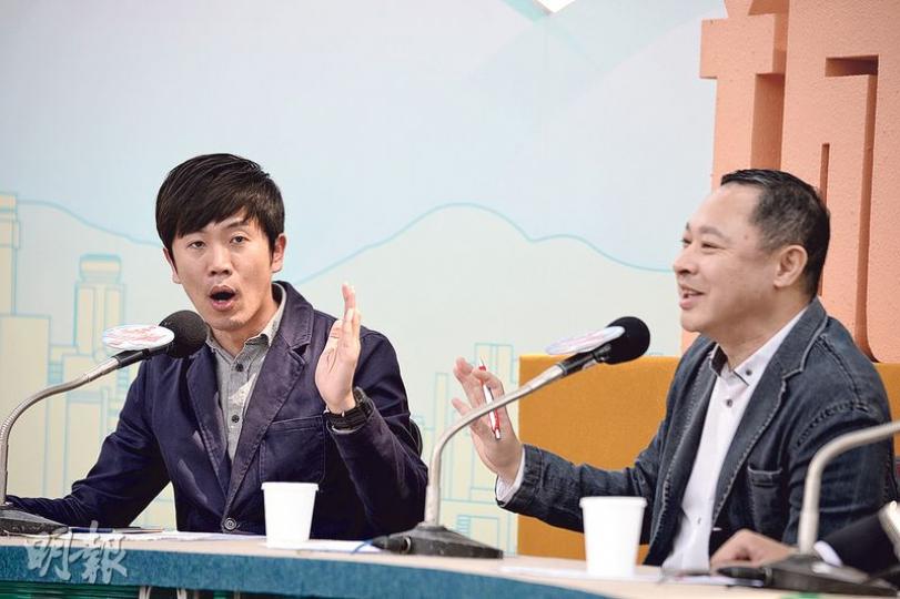 倡議「雷動計劃」的港大法律系副教授戴耀廷(右),昨日與熱血公民成員鄭松泰(左)在《城市論壇》針鋒相對,鄭表明不會參與計劃,形容計劃是「分飯票」,戴則質疑有人壟斷本土派聲音。(馮凱鍵攝) 倡議「雷動計劃」的港大法律系副教授戴耀廷(右),昨日與熱血公民成員鄭松泰(左)在《城市論壇》針鋒相對,鄭表明不會參與計劃,形容計劃是「分飯票」,戴則質疑有人壟斷本土派聲音。(馮凱鍵攝)