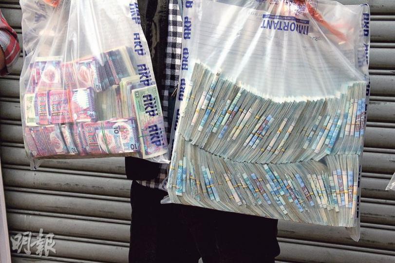 大埔廣福里一間粉麵店上周五(4日)發生爆竊案,損失約20萬元現金,警方昨在上水拘捕一名涉案男子,並起獲約14萬元現金贓款,主要為10元和20元紙幣。(林智傑攝)探員在上水拘捕一名36歲男子,用黑布蒙頭將他帶走,指他涉嫌與大埔廣福里一間粉麵店的逾20萬元爆竊案有關。(林智傑攝) 大埔廣福里一間粉麵店上周五(4日)發生爆竊案,損失約20萬元現金,警方昨在上水拘捕一名涉案男子,並起獲約14萬元現金贓款,主要為10元和20元紙幣。(林智傑攝)探員在上水拘捕一名36歲男子,用黑布蒙頭將他帶走,指他涉嫌與大埔廣福里一間粉麵店的逾20萬元爆竊案有關。(林智傑攝)