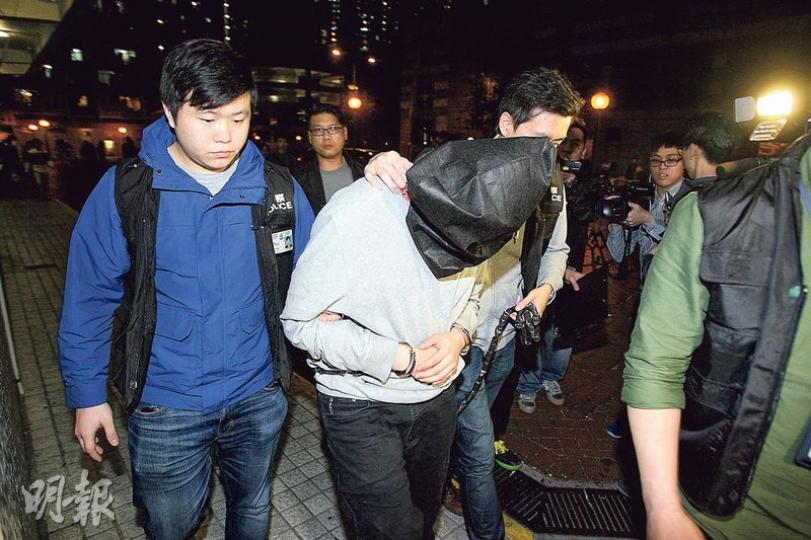 涉案男子戴上頭套,由重案組探員押返尚德邨調查蒐證。(伍浦鋒攝) 涉案男子戴上頭套,由重案組探員押返尚德邨調查蒐證。(伍浦鋒攝)
