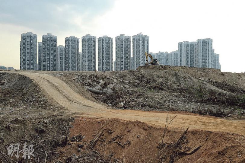 嘉湖北區議員李月民指出,早前曾向環保署投訴泥頭山的情况,環保署曾回覆稱會密切留意。他又說,相關報道見報後,居民投訴及關注陸續增加。(鍾林枝攝) 嘉湖北區議員李月民指出,早前曾向環保署投訴泥頭山的情况,環保署曾回覆稱會密切留意。他又說,相關報道見報後,居民投訴及關注陸續增加。(鍾林枝攝)