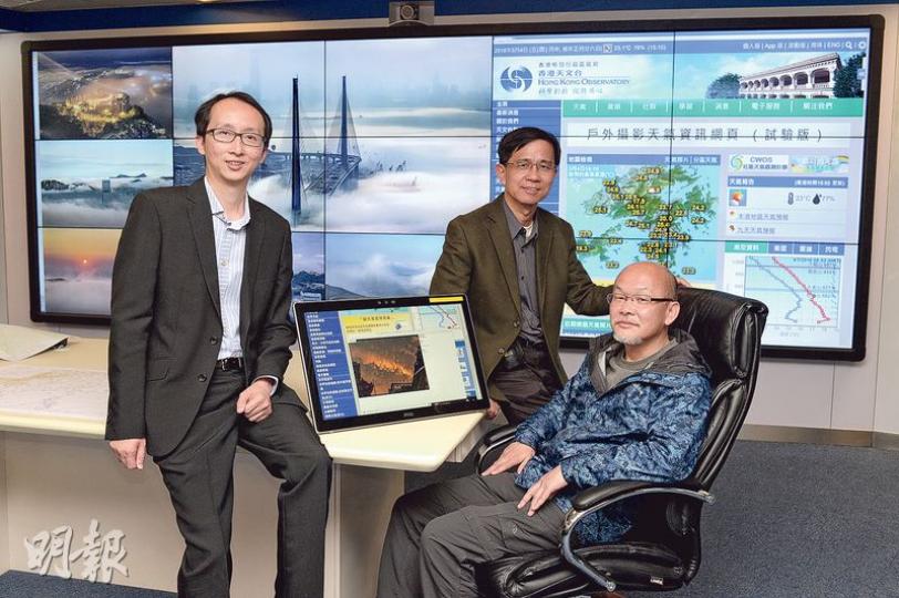 天文台高級科學主任李立信(左)指出,天文台參考各地官方氣象中心的電腦模式,進行「集合預報」,並經人手按經驗作「後處理」,才會公布連日的天氣預報。圖中及圖右分別為天文台高級科學主任譚廣雄及資深風景攝影師田進福。(鍾林枝攝) 天文台高級科學主任李立信(左)指出,天文台參考各地官方氣象中心的電腦模式,進行「集合預報」,並經人手按經驗作「後處理」,才會公布連日的天氣預報。圖中及圖右分別為天文台高級科學主任譚廣雄及資深風景攝影師田進福。(鍾林枝攝)