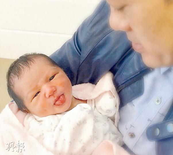 陳國坤抱着囝囝陳真父愛滿瀉,小陳真伸脷拍照,非常搞笑!(微博圖片)陳真瞓覺都識笑,陳國坤說囝囝愛笑愛玩愛睡像他。(微博圖片)陳真頭髮濃密,表情多多,熟睡的樣子好可愛。(微博圖片)姚樂怡囡囡第一次浸Spa。(微博圖片) 陳國坤抱着囝囝陳真父愛滿瀉,小陳真伸脷拍照,非常搞笑!(微博圖片)陳真瞓覺都識笑,陳國坤說囝囝愛笑愛玩愛睡像他。(微博圖片)陳真頭髮濃密,表情多多,熟睡的樣子好可愛。(微博圖片)姚樂怡囡囡第一次浸Spa。(微博圖片)