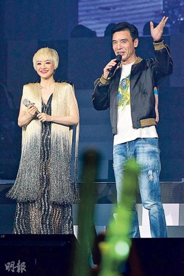 陳慧嫻第2場紅館騷請來B哥做表演嘉賓,兩人合唱《不可以不想你》。(攝影﹕梁迺楠) 陳慧嫻第2場紅館騷請來B哥做表演嘉賓,兩人合唱《不可以不想你》。(攝影﹕梁迺楠)