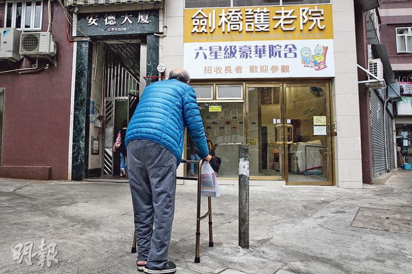 牛頭角劍橋分院爆出有智障院友疑遭人將紗布、棉花等異物塞入肛門，院方稱院友曾做腸手術，又指院友清醒下不可能被塞肛。（林俊源攝）院友死者的胞弟王先生怒斥劍橋護老院聲明「講大話」，強調胞兄中風後無力活動，難以自行塞異物入肛門或反抗。（賴俊傑攝）
