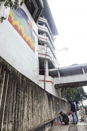 墮樓少年的親友昨午返回黃大仙竹園南邨商場外、死者墮樓現場拜祭。（賴俊傑攝）