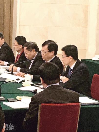 港區人大代表噚日喺人民大會堂開會，人代都可暢所欲言，吳秋北（右一）讚賞總理報告，鄭耀棠（右二）就話香港嘅國民教育要改善。（楊康琪攝）
