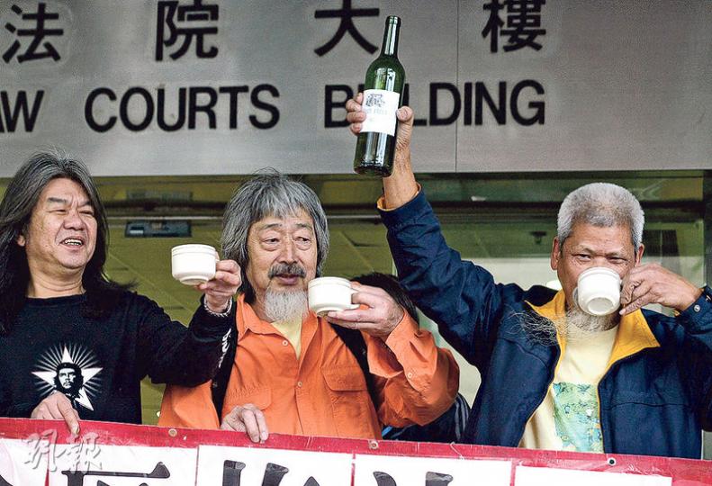 古思堯（右）開庭前與社民連立法會議員梁國雄（左）及羅堪就（中）等人在法院門外飲酒，預祝他第5次坐牢。（馮凱鍵攝）