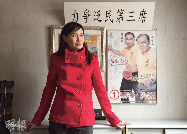 站在黨內前輩馮檢基和廖成利的舊宣傳海報前，接棒民協主席的莫嘉嫻直言「又傾又砌」方式現已難有作為，她有責任帶領民協「企前一點」。（林俊源攝）