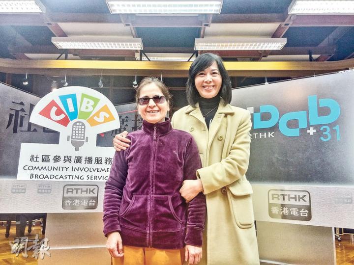 失明母親阿Cat(左)將兩名女兒撫育成人,其身旁的Clara則育有一名先天深度失聰的兒子,兩人早前接受港台節目《你在明,我在暗》節目訪問。(邱雅錡攝) 失明母親阿Cat(左)將兩名女兒撫育成人,其身旁的Clara則育有一名先天深度失聰的兒子,兩人早前接受港台節目《你在明,我在暗》節目訪問。(邱雅錡攝)