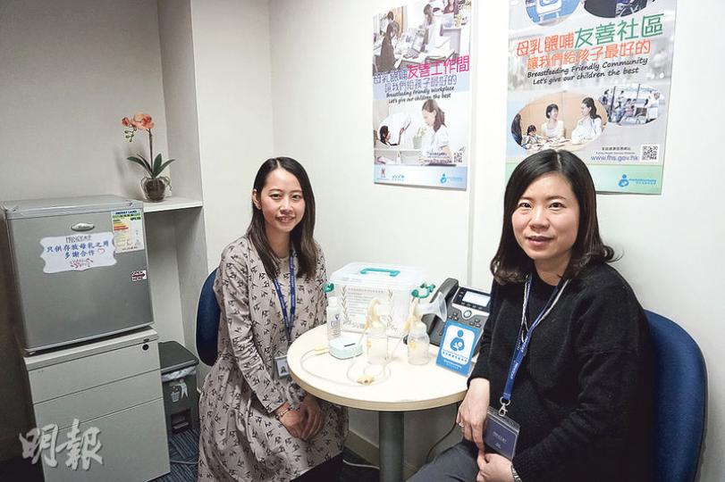 太子珠寶鐘錶去年11月在辦公室增設哺乳間，懷孕8個月的李至茵（右）說，受到Emily（左）等同事的鼓勵，加上公司的哺乳友善政策，增強了她在孩子出生後持續餵哺母乳的決心。（楊羨庭攝）
