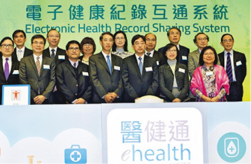 電子健康紀錄互通系統周日起公開接受市民登記，食物及衛生局長高永文（前排右三）昨出席啟動儀式時，表示下個立法年度會向立法會申請撥款，展開第二階段計劃，研究新系統涉及的病人私隱問題。（蘇智鑫攝）
