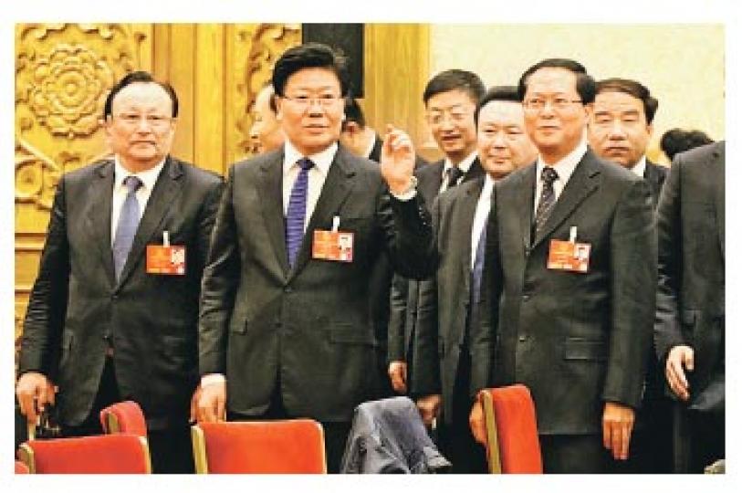 張春賢（前排左二）昨日在準備離去時，現場傳媒大聲疾呼希望多回答問題，聽到後張停住腳步，多答了幾個問題。（明報記者攝）