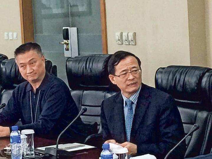 中證監主席劉士余(右)是3屆中證監主席當中,首人出席港區人大會議。昨日會議前,被問到已拖拉一年的深港通何時可推,他笑言這問題「有點刁」。(陳子凌攝) 中證監主席劉士余(右)是3屆中證監主席當中,首人出席港區人大會議。昨日會議前,被問到已拖拉一年的深港通何時可推,他笑言這問題「有點刁」。(陳子凌攝)