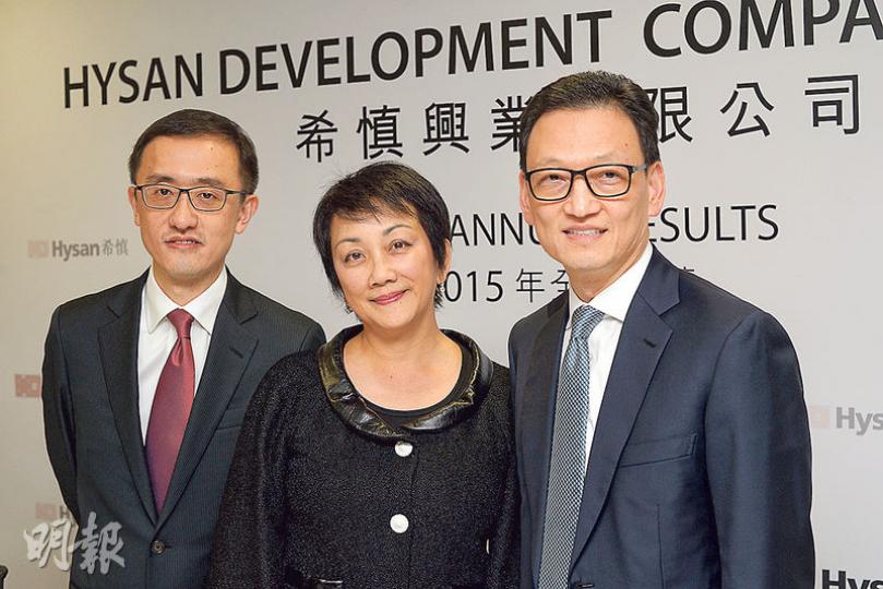 希慎去年核心盈利增加5.5%,惟商舖租金收入增長放慢至5.61%,當中主打奢侈品的利園商場,其商戶銷售額更跌一成。圖左起為希慎管理層賀樹人、利蘊蓮、劉少全。(楊柏賢攝) 希慎去年核心盈利增加5.5%,惟商舖租金收入增長放慢至5.61%,當中主打奢侈品的利園商場,其商戶銷售額更跌一成。圖左起為希慎管理層賀樹人、利蘊蓮、劉少全。(楊柏賢攝)