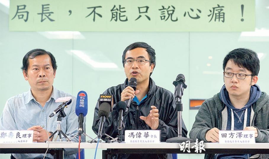 教協昨日舉行記者會要求教育局盡快成立跨部門專責小組,處理接連發生的學生輕生事故,而教育局長吳克儉不應只停留在說「心痛」的回應。圖中為教協會長馮偉華。(楊柏賢攝) 教協昨日舉行記者會要求教育局盡快成立跨部門專責小組,處理接連發生的學生輕生事故,而教育局長吳克儉不應只停留在說「心痛」的回應。圖中為教協會長馮偉華。(楊柏賢攝)
