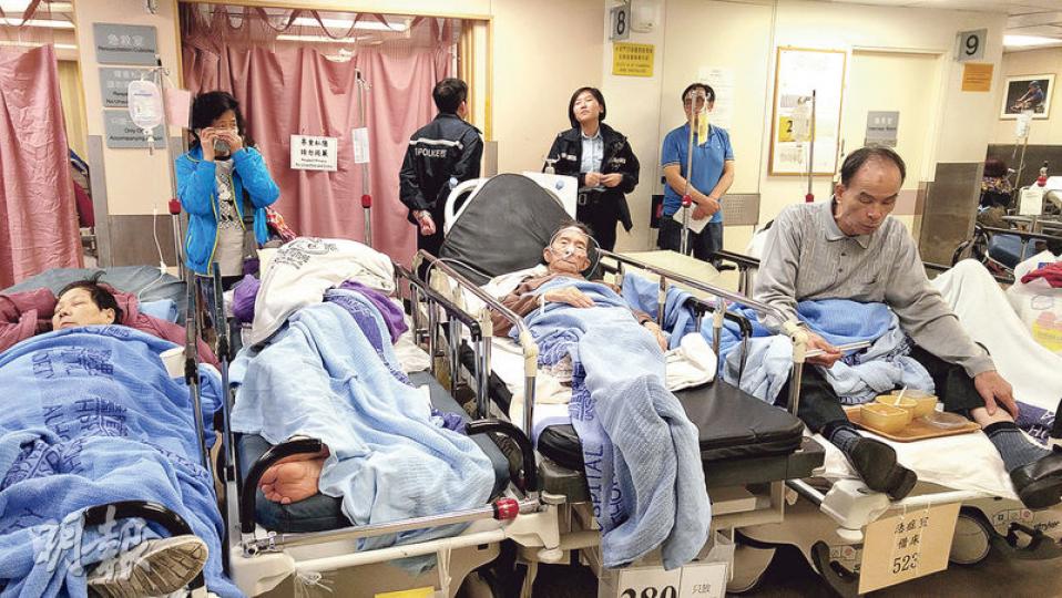 伊利沙伯醫院急症室昨擠滿病人,臨時病牀一張貼一張,被收入院的病人平均要等逾24小時才能上房。(鄧宗弘攝)流感高峰期,病人迫爆伊利沙伯醫院,該院貼出告示指病房爆滿程度嚴峻,若入內科病房,平均等候24小時,呼籲病人耐心等候或轉往他處求診。(鄧宗弘攝) 伊利沙伯醫院急症室昨擠滿病人,臨時病牀一張貼一張,被收入院的病人平均要等逾24小時才能上房。(鄧宗弘攝)流感高峰期,病人迫爆伊利沙伯醫院,該院貼出告示指病房爆滿程度嚴峻,若入內科病房,平均等候24小時,呼籲病人耐心等候或轉往他處求診。(鄧宗弘攝)