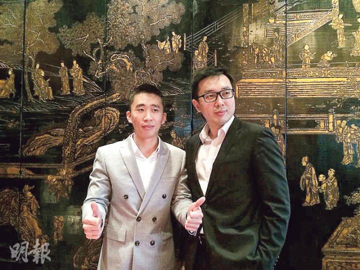 虎都行政總裁郭漢鋒(左)表示,如果公司日後拓展童裝業務,會以囝囝作「生招牌」,做公司童裝系列代言人。圖右為虎都財務總裁鍾明杰。(邱曉欣攝) 虎都行政總裁郭漢鋒(左)表示,如果公司日後拓展童裝業務,會以囝囝作「生招牌」,做公司童裝系列代言人。圖右為虎都財務總裁鍾明杰。(邱曉欣攝)