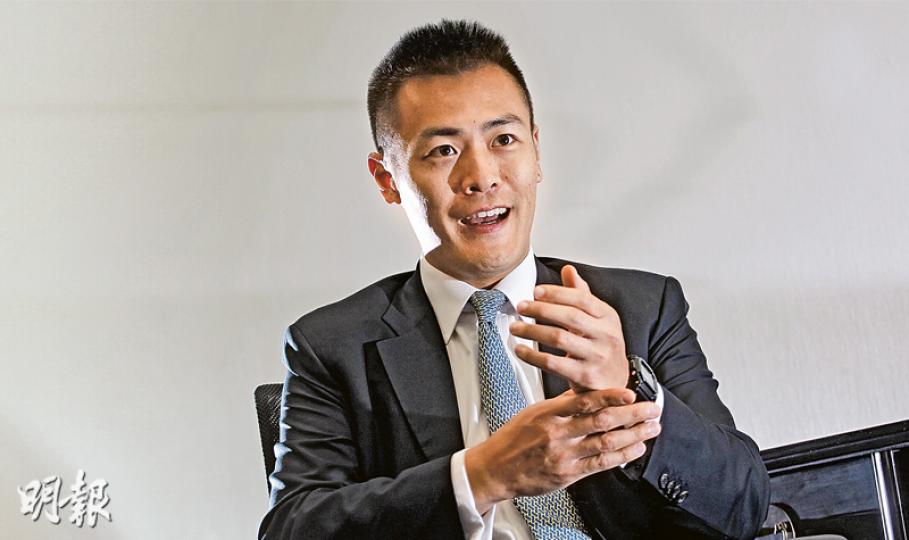 青年事務委員會主席劉鳴煒被問到特首應具備什麼條件時,即時笑說,「你下一個問題便會問我某某人是否具備這些條件!」劉期望下屆參選的人會有一套完整的青年政策政綱,並指2012年候選人的政策注意力都集中在房屋議題。(郭慶輝攝) 青年事務委員會主席劉鳴煒被問到特首應具備什麼條件時,即時笑說,「你下一個問題便會問我某某人是否具備這些條件!」劉期望下屆參選的人會有一套完整的青年政策政綱,並指2012年候選人的政策注意力都集中在房屋議題。(郭慶輝攝)