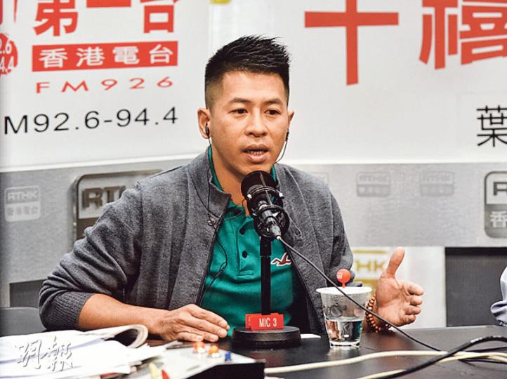 亞視前藝員蔡國威(圖)昨早在港台節目《千禧年代》表示,藝員由去年12月開始已被拖欠薪金,希望所有前員工此刻團結爭取權益。(陳淑安攝) 亞視前藝員蔡國威(圖)昨早在港台節目《千禧年代》表示,藝員由去年12月開始已被拖欠薪金,希望所有前員工此刻團結爭取權益。(陳淑安攝)