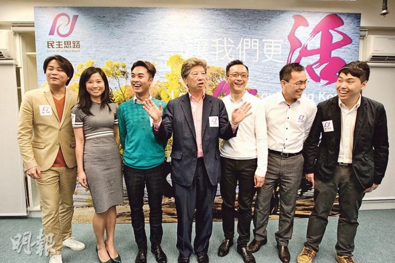 民主思路召集人湯家驊(中)話,智庫仲未決定係咪派人出戰立會選舉,但強調入議會一直係智庫嘅目標。理事黃梓謙(左三)同聯席召集人劉培榮(右三)未有明確表態參唔參選,只係話參選與否有好多嘢考慮。(李紹昌攝) 民主思路召集人湯家驊(中)話,智庫仲未決定係咪派人出戰立會選舉,但強調入議會一直係智庫嘅目標。理事黃梓謙(左三)同聯席召集人劉培榮(右三)未有明確表態參唔參選,只係話參選與否有好多嘢考慮。(李紹昌攝)