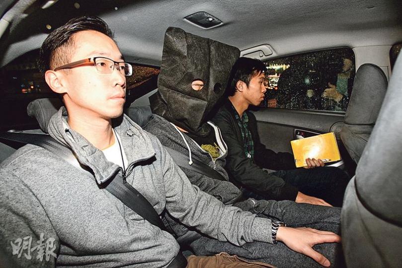 32歲加籍越南漢(中)在佐敦一間快餐店被捕後,由警員押往尖沙嘴警署扣查。(伍浦鋒攝)警方於便利店傷人案現場蒐集證物,包括一把疑用作傷人的生果刀,刀刃(圖)及刀柄已分離。(蔡方山攝) 32歲加籍越南漢(中)在佐敦一間快餐店被捕後,由警員押往尖沙嘴警署扣查。(伍浦鋒攝)警方於便利店傷人案現場蒐集證物,包括一把疑用作傷人的生果刀,刀刃(圖)及刀柄已分離。(蔡方山攝)