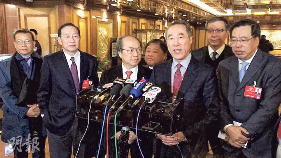 政協常委唐英年(右三)在北京與多名港區政協委員,發起聯署,希望中央可以支持把香港旅遊業發展加入十三五規劃內。(楊康琪攝) 政協常委唐英年(右三)在北京與多名港區政協委員,發起聯署,希望中央可以支持把香港旅遊業發展加入十三五規劃內。(楊康琪攝)