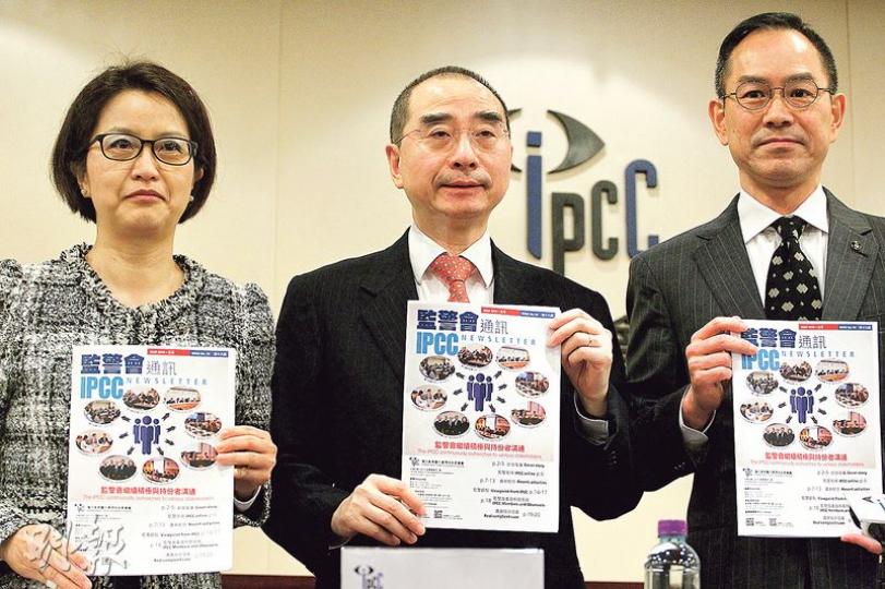 監警會表示得悉旺角大衝突事件中,有24宗投訴警方個案為「須匯報投訴」,監警會主席郭琳廣(中)表示該會的嚴重個案委員會將跟進,警方每月須向監警會匯報調查進度。圖右為副秘書長梅達明,左為宣傳及意見調查委員會主席劉文文。(郭慶輝攝) 監警會表示得悉旺角大衝突事件中,有24宗投訴警方個案為「須匯報投訴」,監警會主席郭琳廣(中)表示該會的嚴重個案委員會將跟進,警方每月須向監警會匯報調查進度。圖右為副秘書長梅達明,左為宣傳及意見調查委員會主席劉文文。(郭慶輝攝)