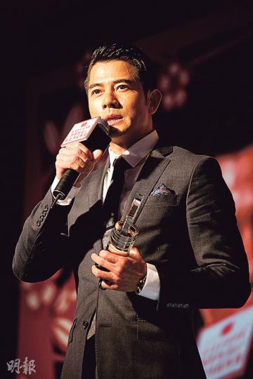 郭富城憑《踏血尋梅》獲導演會頒「最佳男主角」獎,覺得是很大的鼓勵。(攝影﹕孫華中)《踏血尋梅》為白只(中)帶來多個獎項,昨晚在導演會奪得「最佳新演員」。(攝影﹕孫華中)古天樂(左)與徐克(右)頒發「最佳女主角」獎給春夏(中),她形容得獎心情好激動。(攝影﹕孫華中)仍在放假的楊千嬅抽空擔任晚會表演嘉賓,說要積極減肥。(攝影﹕孫華中)鄧麗欣穿性感大露背裝曬玉背。(攝影﹕孫華中)劉偉強以導演會主席身分出席周年晚會。(攝影﹕孫華中)張家輝現身支持導演會。(攝影﹕孫華中) 郭富城憑《踏血尋梅》獲導演會頒「最佳男主角」獎,覺得是很大的鼓勵。(攝影﹕孫華中)《踏血尋梅》為白只(中)帶來多個獎項,昨晚在導演會奪得「最佳新演員」。(攝影﹕孫華中)古天樂(左)與徐克(右)頒發「最佳女主角」獎給春夏(中),她形容得獎心情好激動。(攝影﹕孫華中)仍在放假的楊千嬅抽空擔任晚會表演嘉賓,說要積極減肥。(攝影﹕孫華中)鄧麗欣穿性感大露背裝曬玉背。(攝影﹕孫華中)劉偉強以導演會主席身分出席周年晚會。(攝影﹕孫華中)張家輝現身支持導演會。(攝影﹕孫華中)