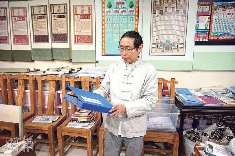 開有「家譜傳記機構」的涂金燦,為寫族譜加入「互聯網+」元素。(明報記者攝) 開有「家譜傳記機構」的涂金燦,為寫族譜加入「互聯網+」元素。(明報記者攝)