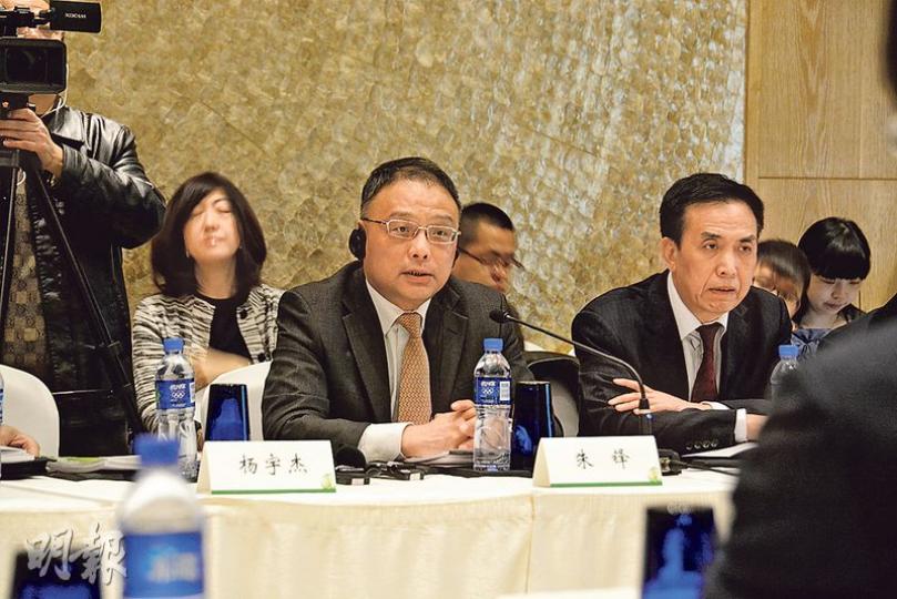 南京大學中國南海研究協同創新中心執行主任朱鋒(前左)說,如果美國繼續進行「艦炮外交」令衝突加劇,南海識別區就會是這種對抗的結果。(明報記者攝) 南京大學中國南海研究協同創新中心執行主任朱鋒(前左)說,如果美國繼續進行「艦炮外交」令衝突加劇,南海識別區就會是這種對抗的結果。(明報記者攝)