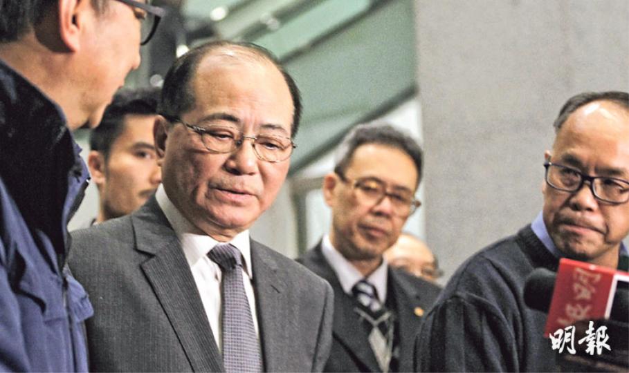 就近期多宗學生自殺個案,教育局長吳克儉(左二)昨與津貼中學議會、中學校長會、家校會代表及港大防止自殺研究中心總監葉兆輝(右)等開會。會後提出5項措施,包括成立專責委會員探討學生自殺成因及預防方法,也會派出教育心理學家為教師和家長主持培訓講座,以及應學校需要提供支援。(郭慶輝攝)教育局長吳克儉(前排左二)昨與港大防止自殺研究中心總監葉兆輝(前排左三)、中學校長會主席李雪英(後排左一)、家校會代表莫仲輝(後排左二)、津貼中學議會主席林日豐(後排右一)等開會,他會後見傳媒時表示,對於近期學童自殺個案, 就近期多宗學生自殺個案,教育局長吳克儉(左二)昨與津貼中學議會、中學校長會、家校會代表及港大防止自殺研究中心總監葉兆輝(右)等開會。會後提出5項措施,包括成立專責委會員探討學生自殺成因及預防方法,也會派出教育心理學家為教師和家長主持培訓講座,以及應學校需要提供支援。(郭慶輝攝)教育局長吳克儉(前排左二)昨與港大防止自殺研究中心總監葉兆輝(前排左三)、中學校長會主席李雪英(後排左一)、家校會代表莫仲輝(後排左二)、津貼中學議會主席林日豐(後排右一)等開會,他會後見傳媒時表示,對於近期學童自殺個案,